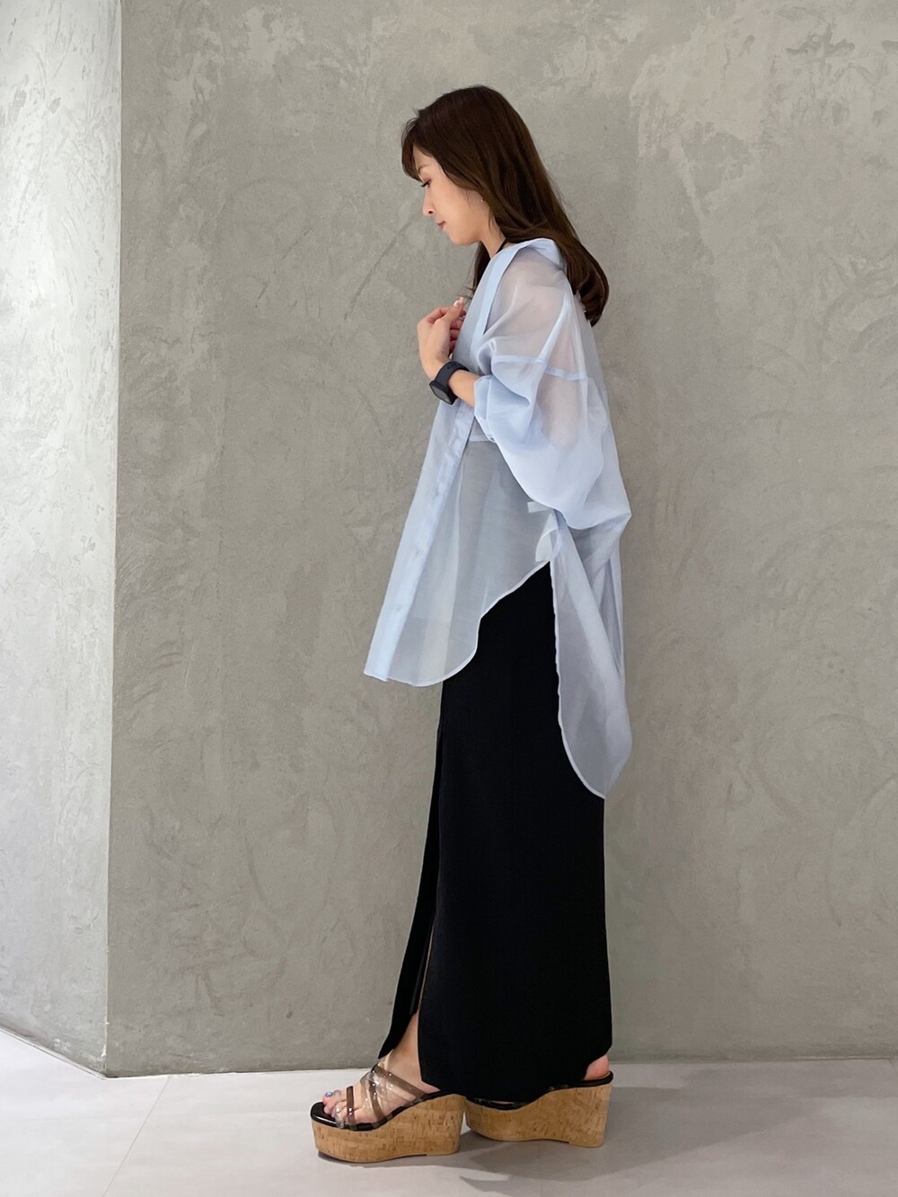 ブラック系のワンピース、ブルー系のシャツ/ブラウス、ブラック系のサンダルを着用したレディースの春コーディネートの2枚目の写真