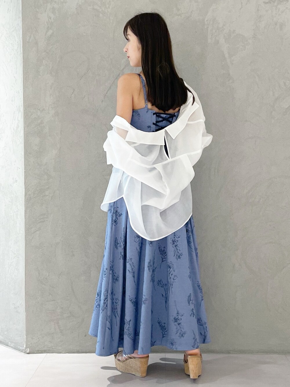 ブルー系のワンピース、ブラウン系のサンダル、ホワイト系のシャツ/ブラウスを着用したレディースの夏コーディネートの3枚目の写真