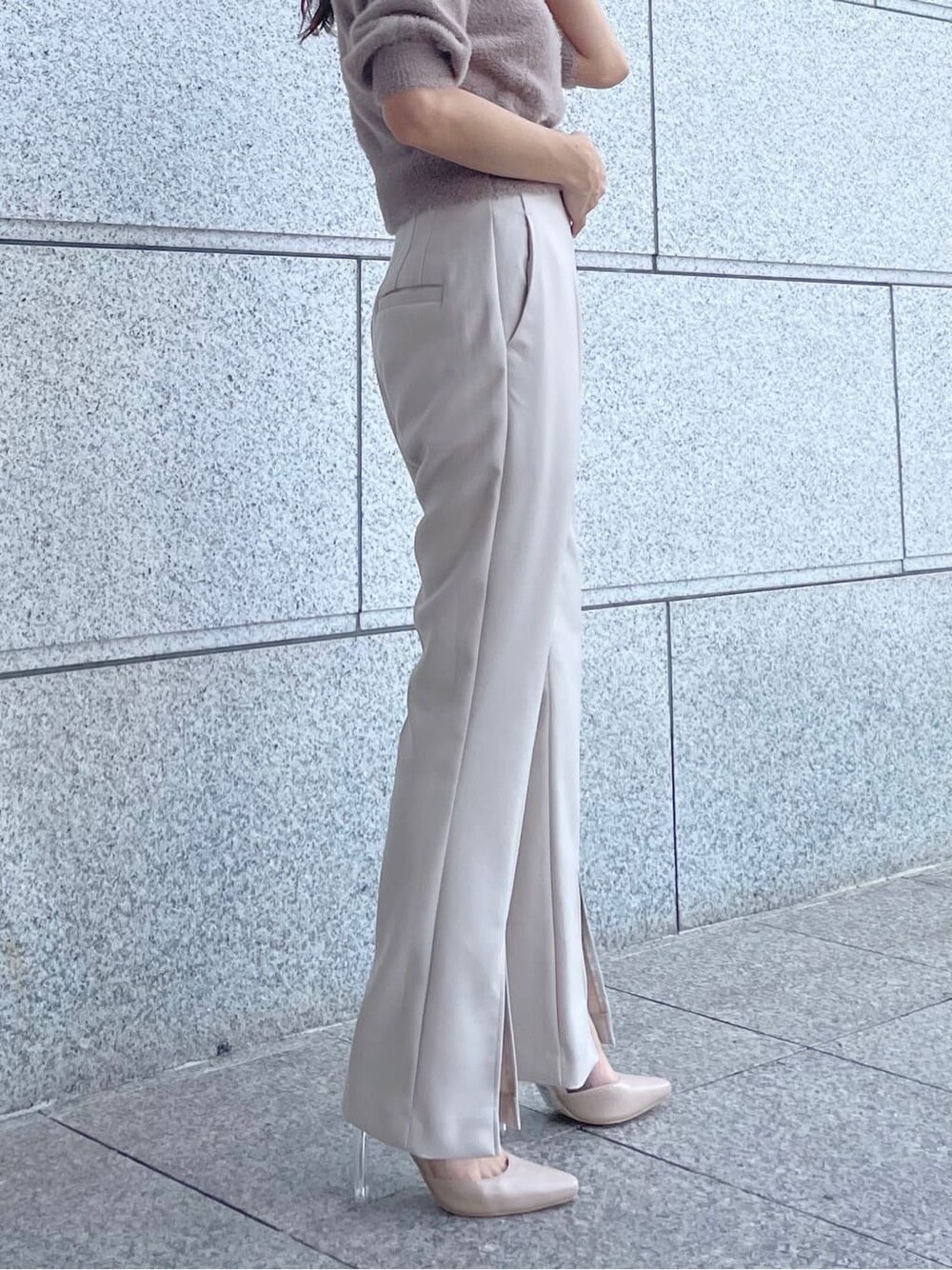 ベージュ系のその他パンツ、ベージュ系のパンプス、ブルー系のカーディガン/ボレロを着用したレディースの夏コーディネートの3枚目の写真