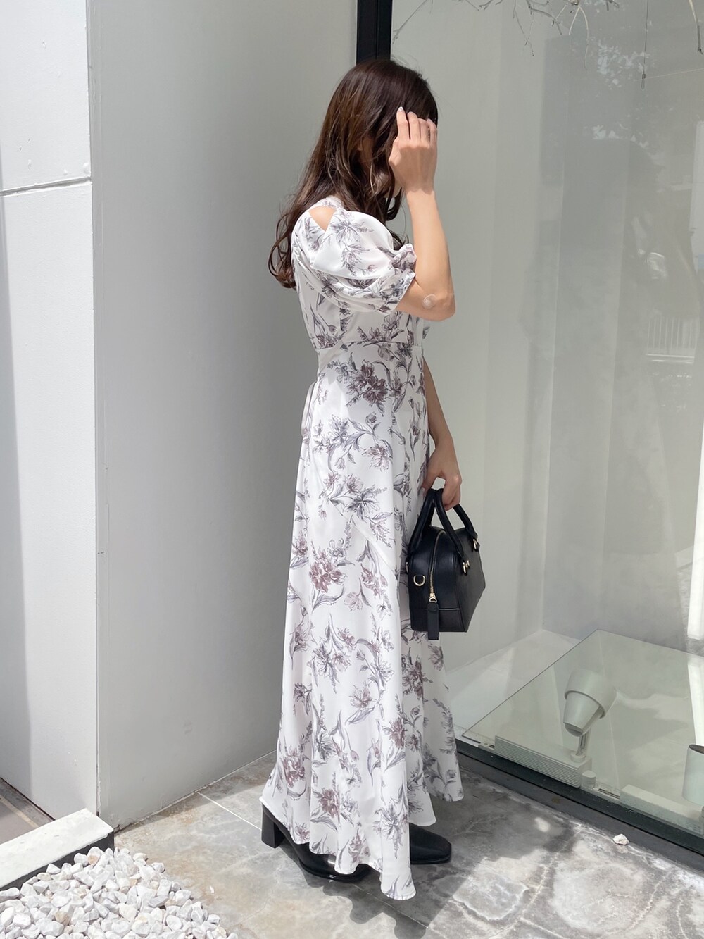 ホワイト系のワンピースを着用したレディースの夏コーディネートの7枚目の写真