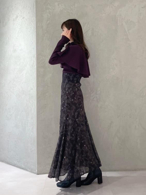 ブラウン系のスカート、ブラウン系のニット/セーターを着用したレディースの秋コーディネートの4枚目の写真