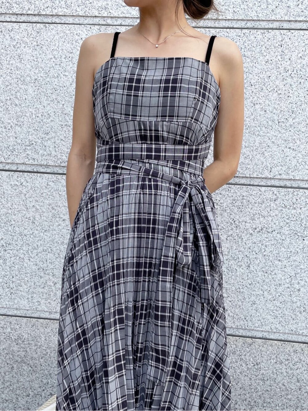 ブラック系のワンピース、ホワイト系のスニーカー、ブラック系のキャスケットを着用したレディースの夏コーディネートの4枚目の写真