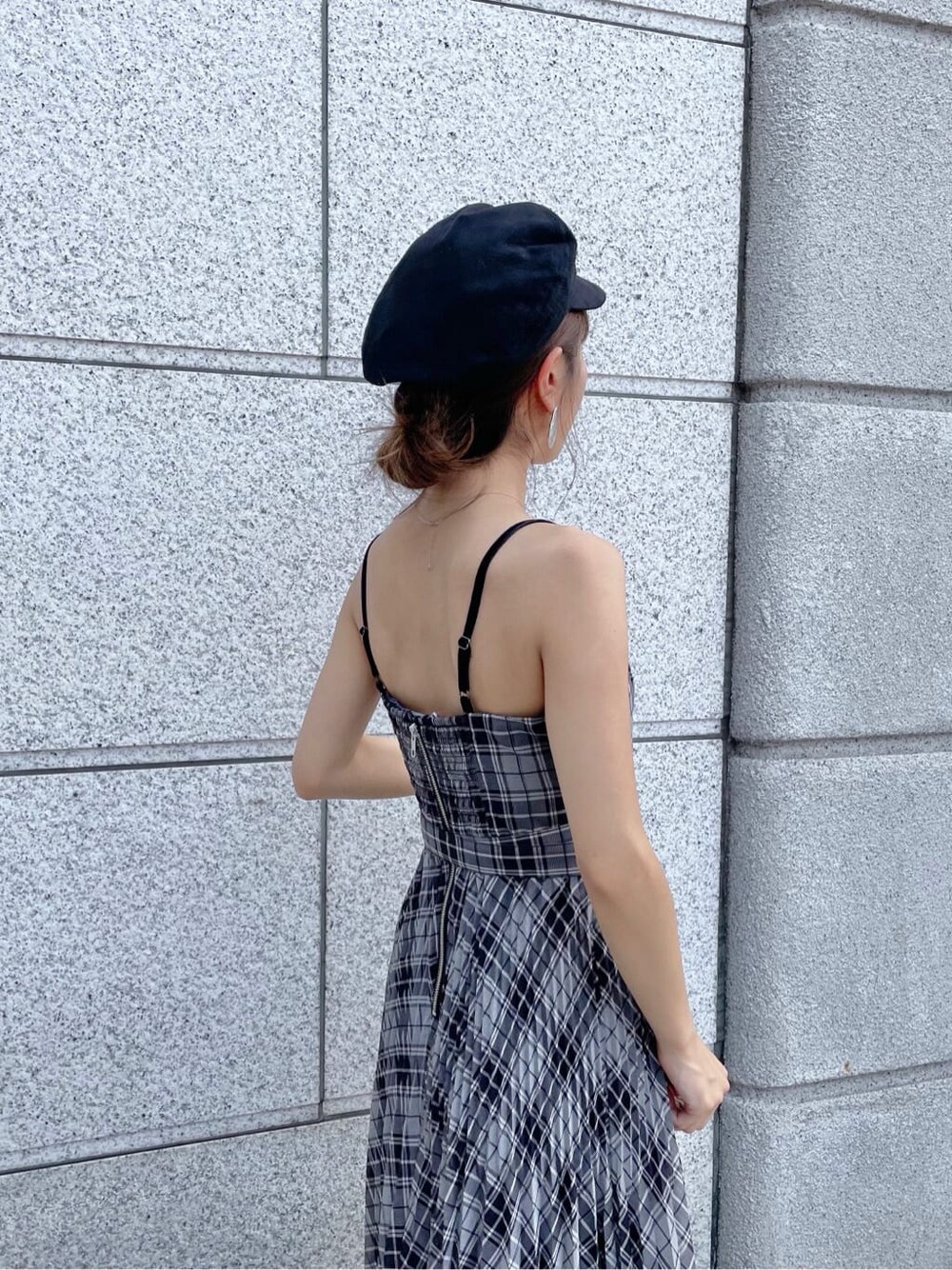 ブラック系のワンピース、ホワイト系のスニーカー、ブラック系のキャスケットを着用したレディースの夏コーディネートの5枚目の写真