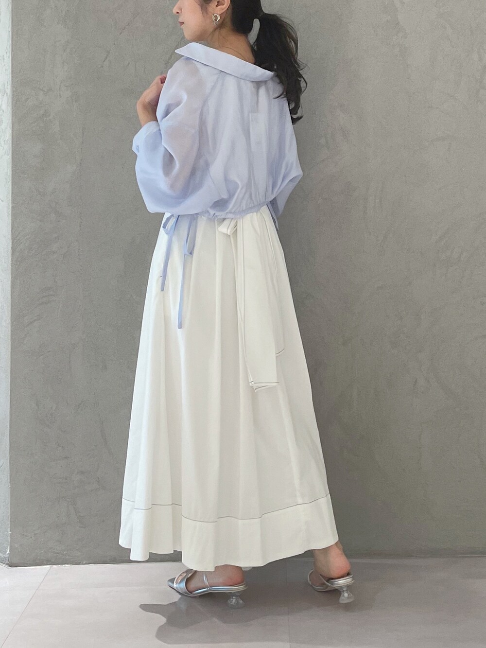 ホワイト系のワンピース、ブルー系のシャツ/ブラウス、シルバー系のサンダルを着用したレディースの春コーディネートの7枚目の写真