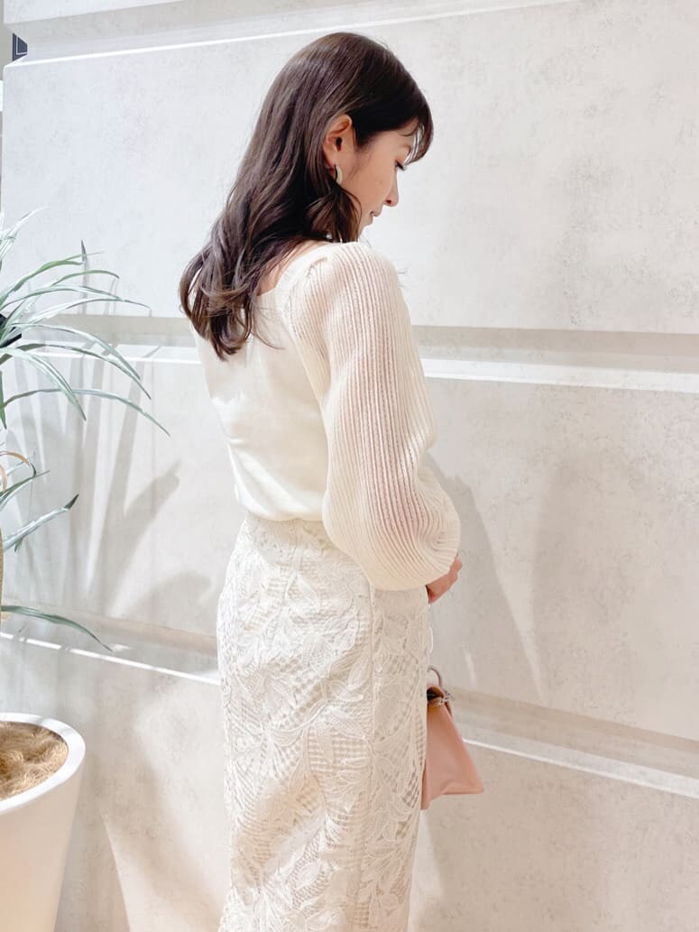 ベージュ系のその他シューズ、ホワイト系のスカート、グレー系のトレンチコートを着用したレディースの春コーディネートの6枚目の写真