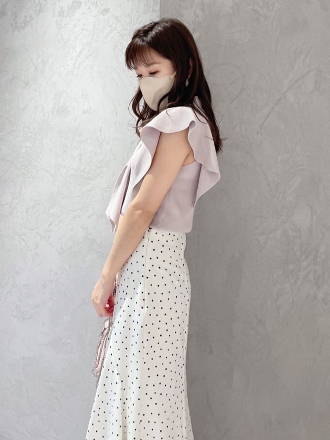 ピンク系のショルダーバッグ、グリーン系のサンダル、ピンク系のニット/セーターを着用したレディースの春コーディネートの3枚目の写真