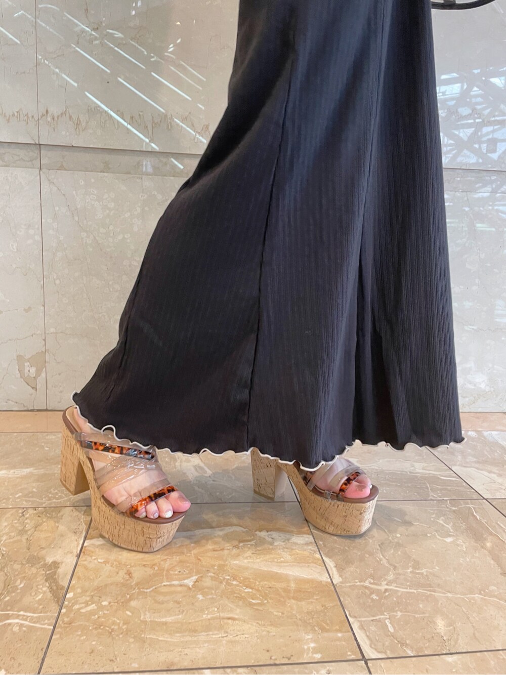 ブラック系のトートバッグ、ベージュ系のサンダルを着用したレディースの夏コーディネートの7枚目の写真