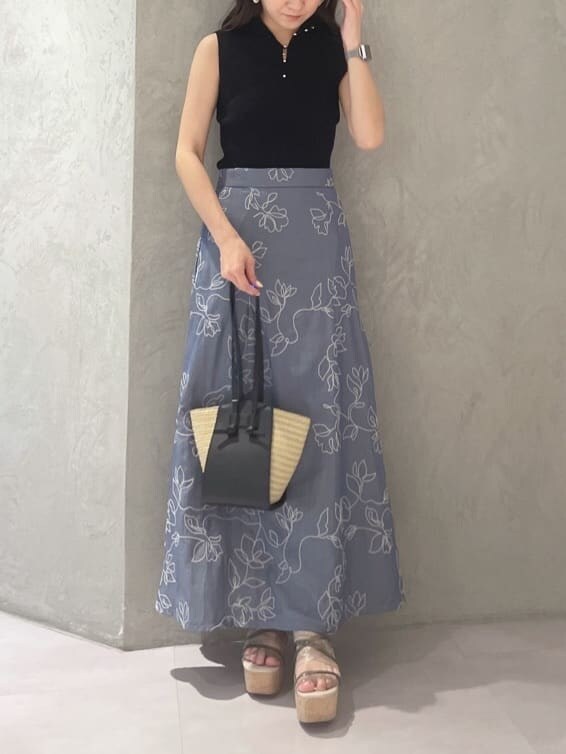 グリーン系のサンダル、ブラック系のニット/セーター、ブルー系のスカートを着用したレディースの夏コーディネートの6枚目の写真