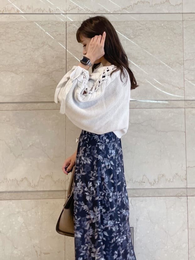 ブルー系のワンピース、ホワイト系のカーディガン/ボレロ、ブラック系のサンダルを着用したレディースの夏コーディネートの6枚目の写真