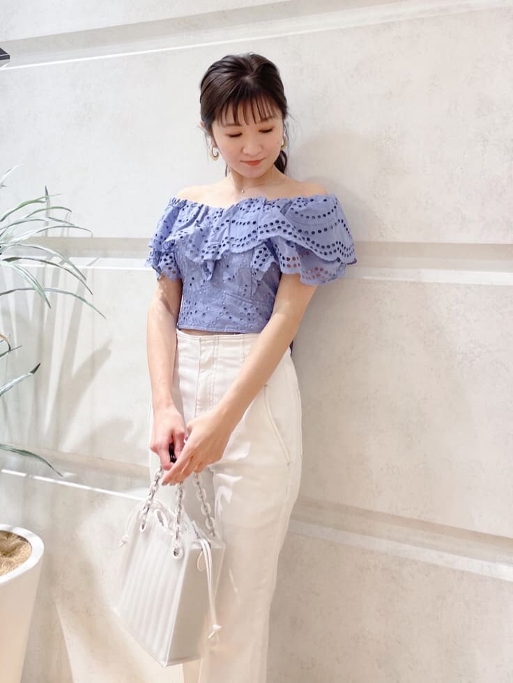 ブルー系のシャツ/ブラウス、ホワイト系のその他パンツ、ホワイト系のハンドバッグを着用したレディースの冬コーディネートの6枚目の写真