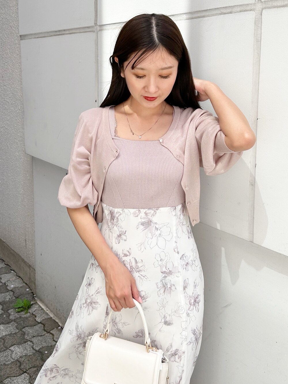 「春めき満開コーデ、淡色コーデ、ワンピース、オフィスカジュアル、春服、おでかけコーデ、大人ガーリー、大人女子、夏服、夏服コーデ、ワンピーススタイル、ワンピースコーデ」｜「MERCURYDUOのベアニットドッキングコルセットワンピース（ワンピース、ベージュ系）」を使った、kaho さん（レディース・151cm）の春コーディネートの5枚目の写真
