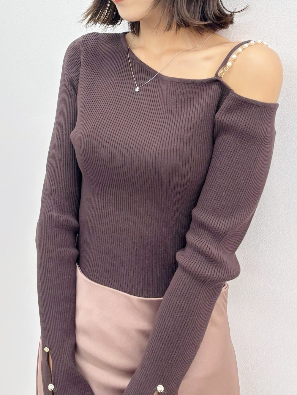 ブラウン系のスカート、ブラウン系のブーツ、ブラウン系のニット/セーターを着用したレディースの秋コーディネートの7枚目の写真