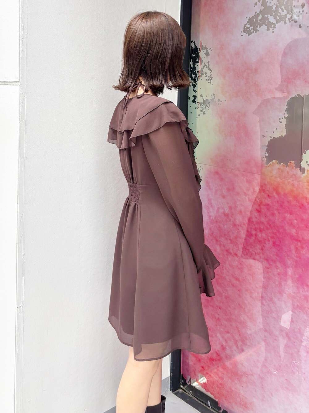 ブラウン系のワンピース、ブラウン系のブーツを着用したレディースの秋コーディネートの2枚目の写真