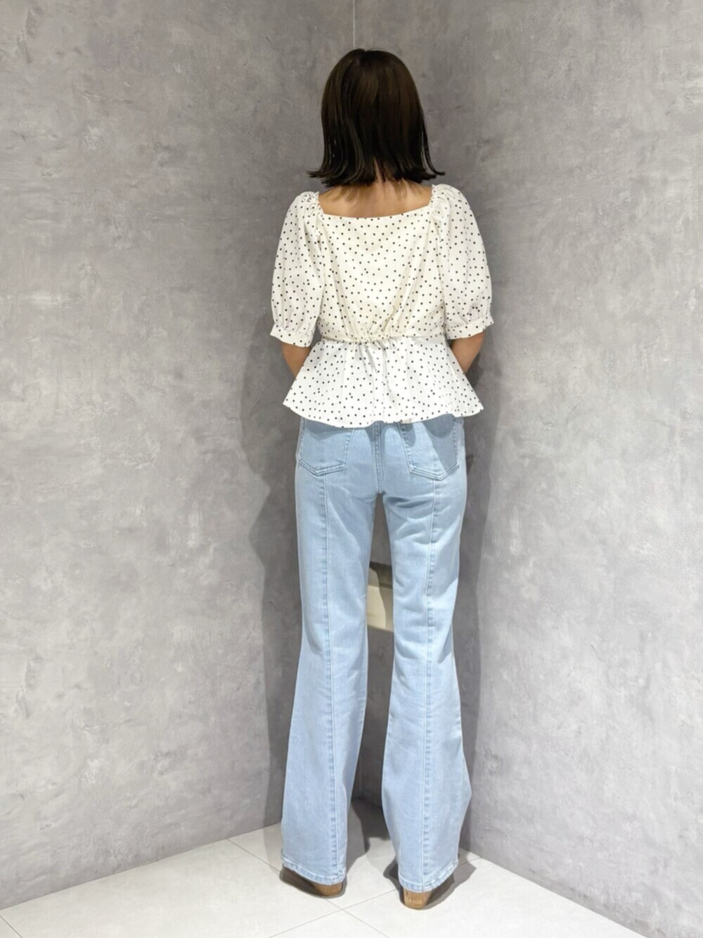 ブルー系のその他パンツ、ホワイト系のハンドバッグ、ホワイト系のサンダルを着用したレディースの夏コーディネートの3枚目の写真