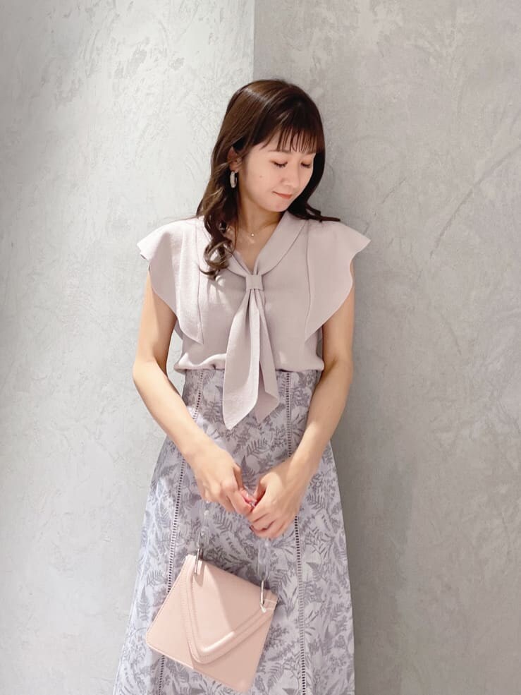 ピンク系のショルダーバッグ、グリーン系のサンダル、ピンク系のニット/セーターを着用したレディースの春コーディネートの7枚目の写真