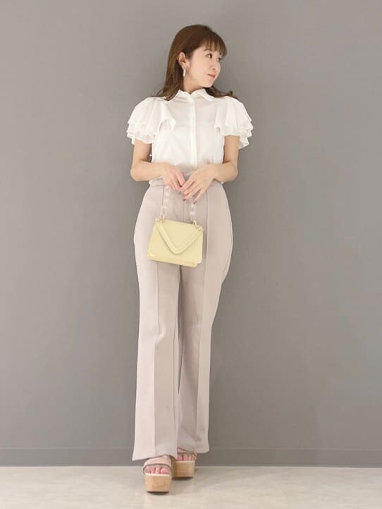 グレー系のその他パンツ、イエロー系のショルダーバッグ、グリーン系のサンダルを着用したレディースの春コーディネートの4枚目の写真