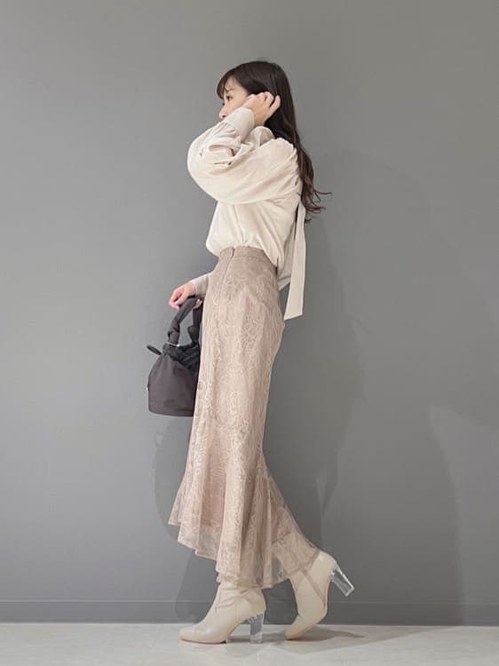 ベージュ系のその他シューズ、ベージュ系のシャツ/ブラウス、ブラウン系のスカートを着用したレディースの冬コーディネートの5枚目の写真