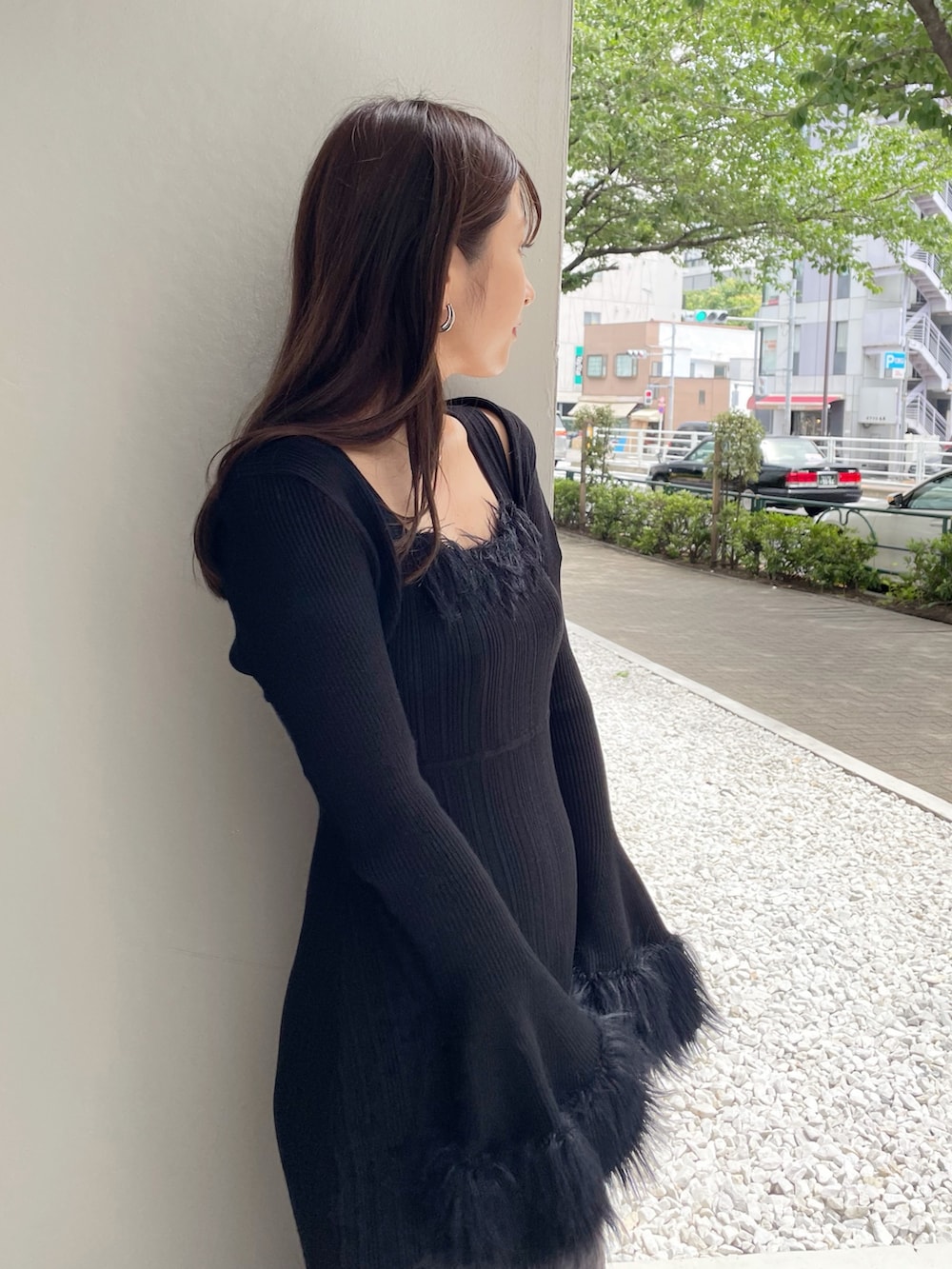 ブラック系のワンピースを着用したレディースの夏コーディネートの7枚目の写真