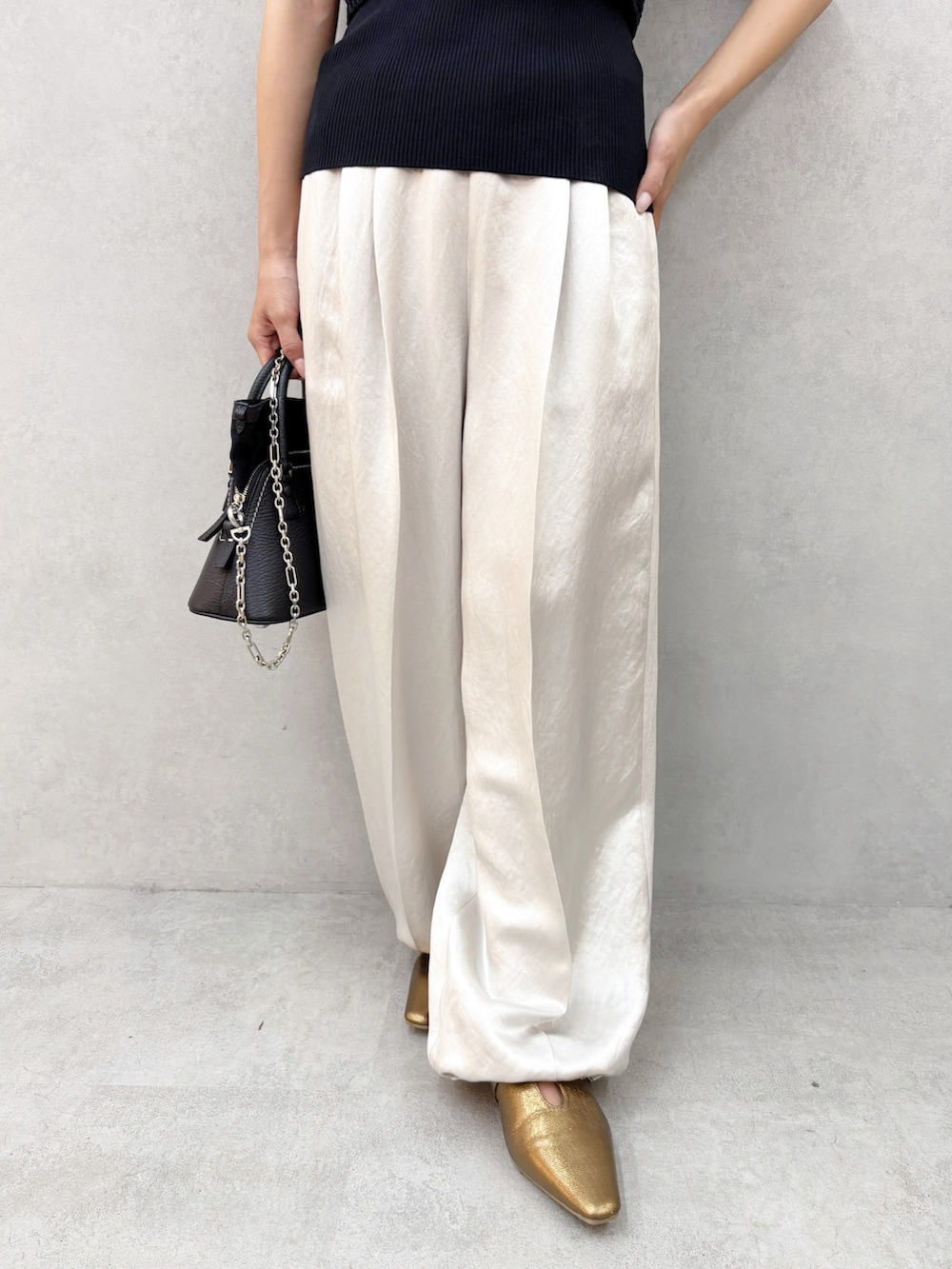 ブラック系のTシャツ/カットソー、ベージュ系のその他パンツを着用したレディースの夏コーディネートの6枚目の写真