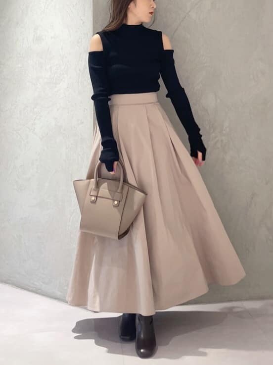 ブラウン系のブーツ、ブラック系のニット/セーター、ピンク系のスカートを着用したレディースの夏コーディネートの5枚目の写真