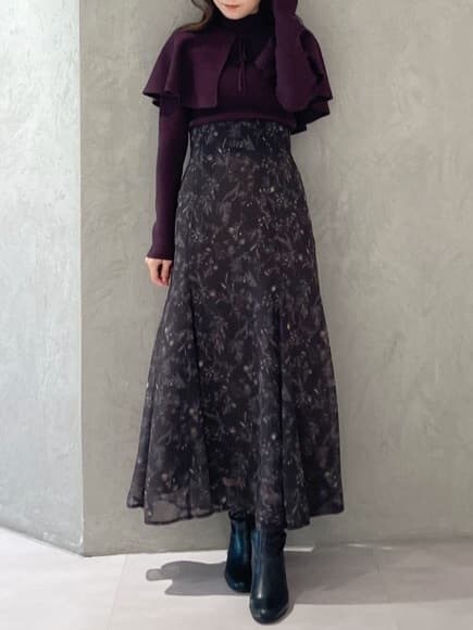 ブラウン系のスカート、ブラウン系のニット/セーターを着用したレディースの秋コーディネートの6枚目の写真