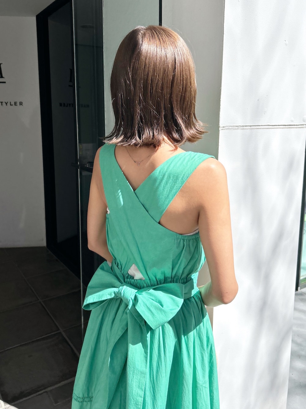 グリーン系のワンピース、その他のサンダルを着用したレディースの春コーディネートの4枚目の写真