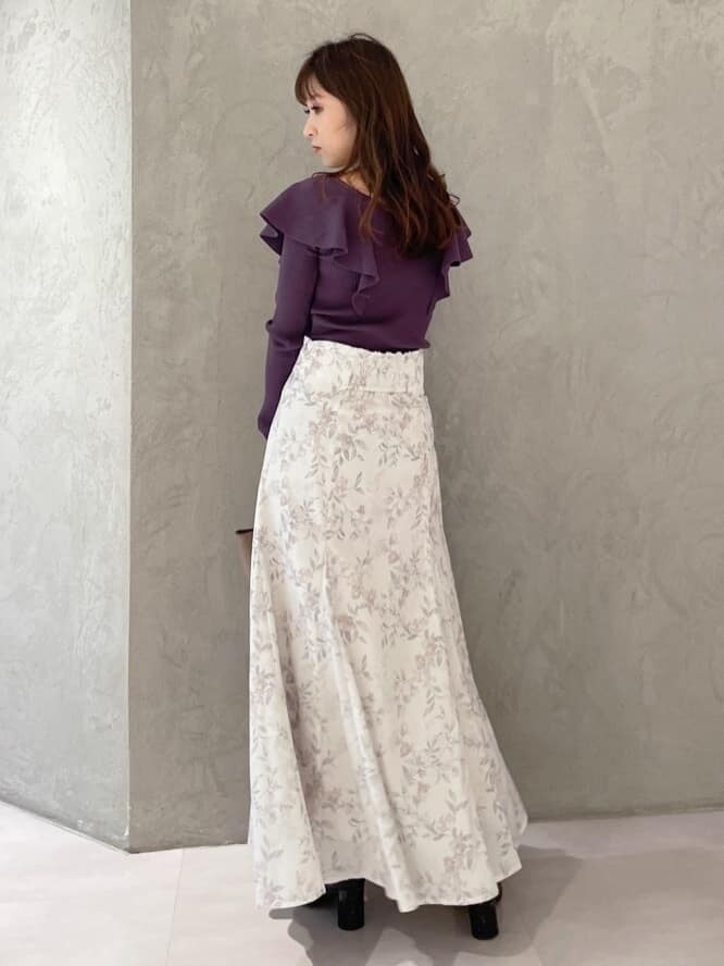 ピンク系のスカート、ブラウン系のハンドバッグ、パープル系のニット/セーターを着用したレディースの秋コーディネートの7枚目の写真