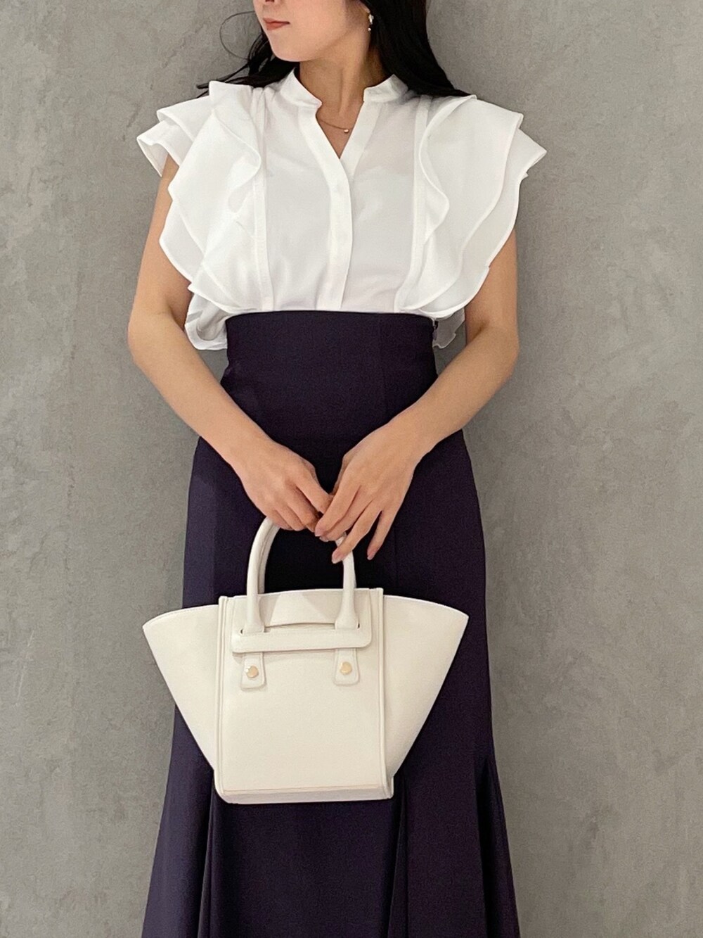 ブラック系のサンダル、ホワイト系のトートバッグ、ホワイト系のシャツ/ブラウスを着用したレディースの春コーディネートの5枚目の写真