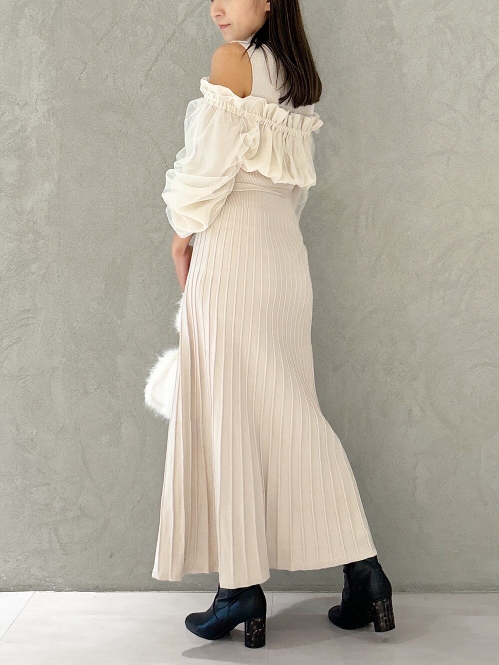 ホワイト系のワンピース、ブラック系のブーツ、ホワイト系のショルダーバッグを着用したレディースの秋コーディネートの4枚目の写真