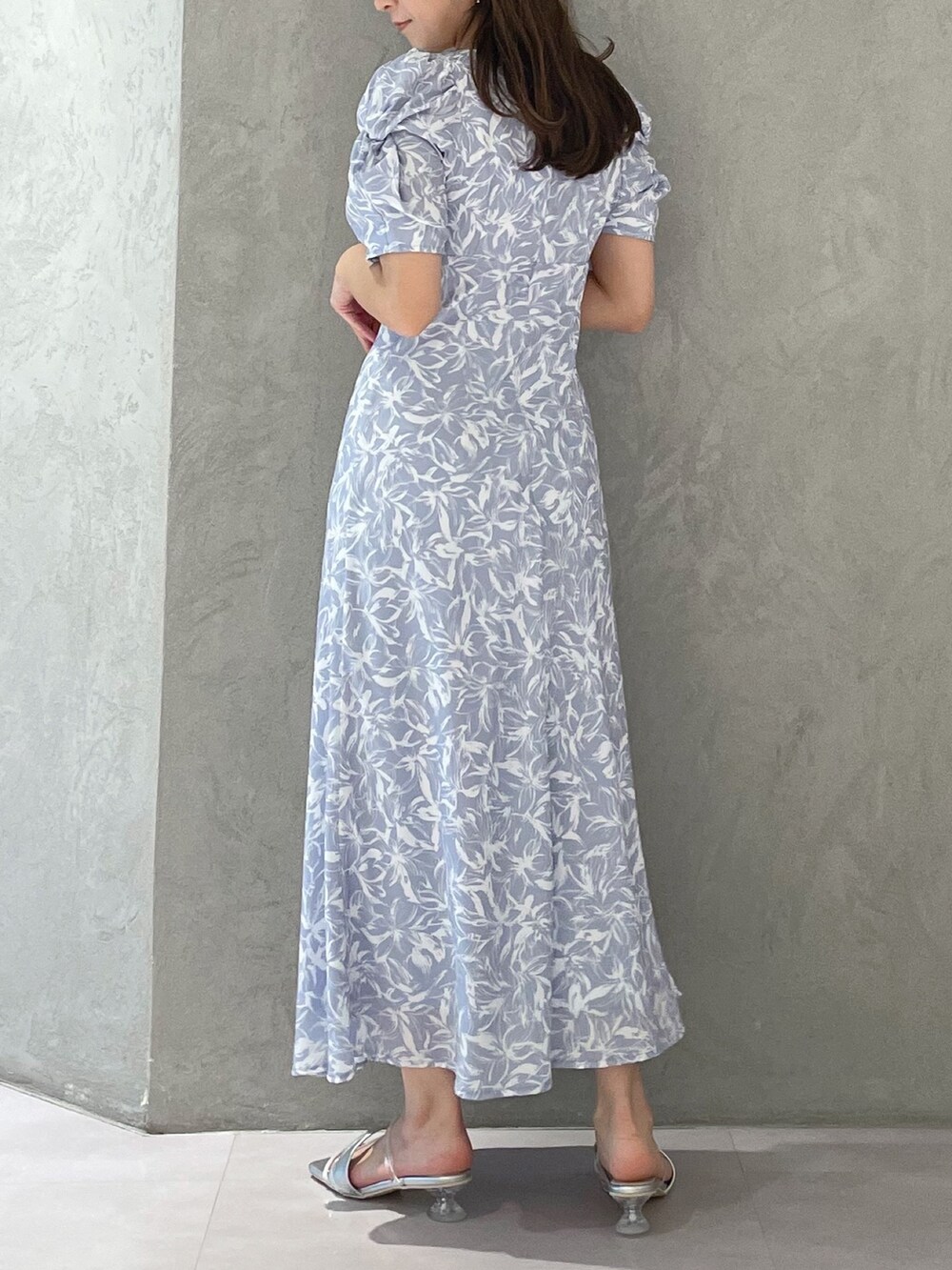 シルバー系のサンダル、ブルー系のワンピースを着用したレディースの春コーディネートの4枚目の写真