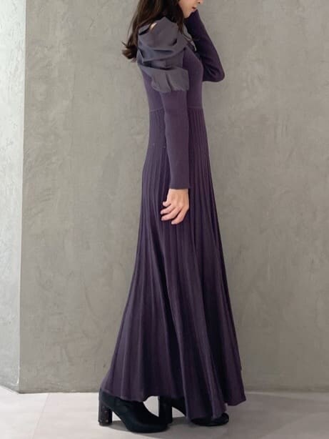 パープル系のワンピースを着用したレディースの秋コーディネートの3枚目の写真