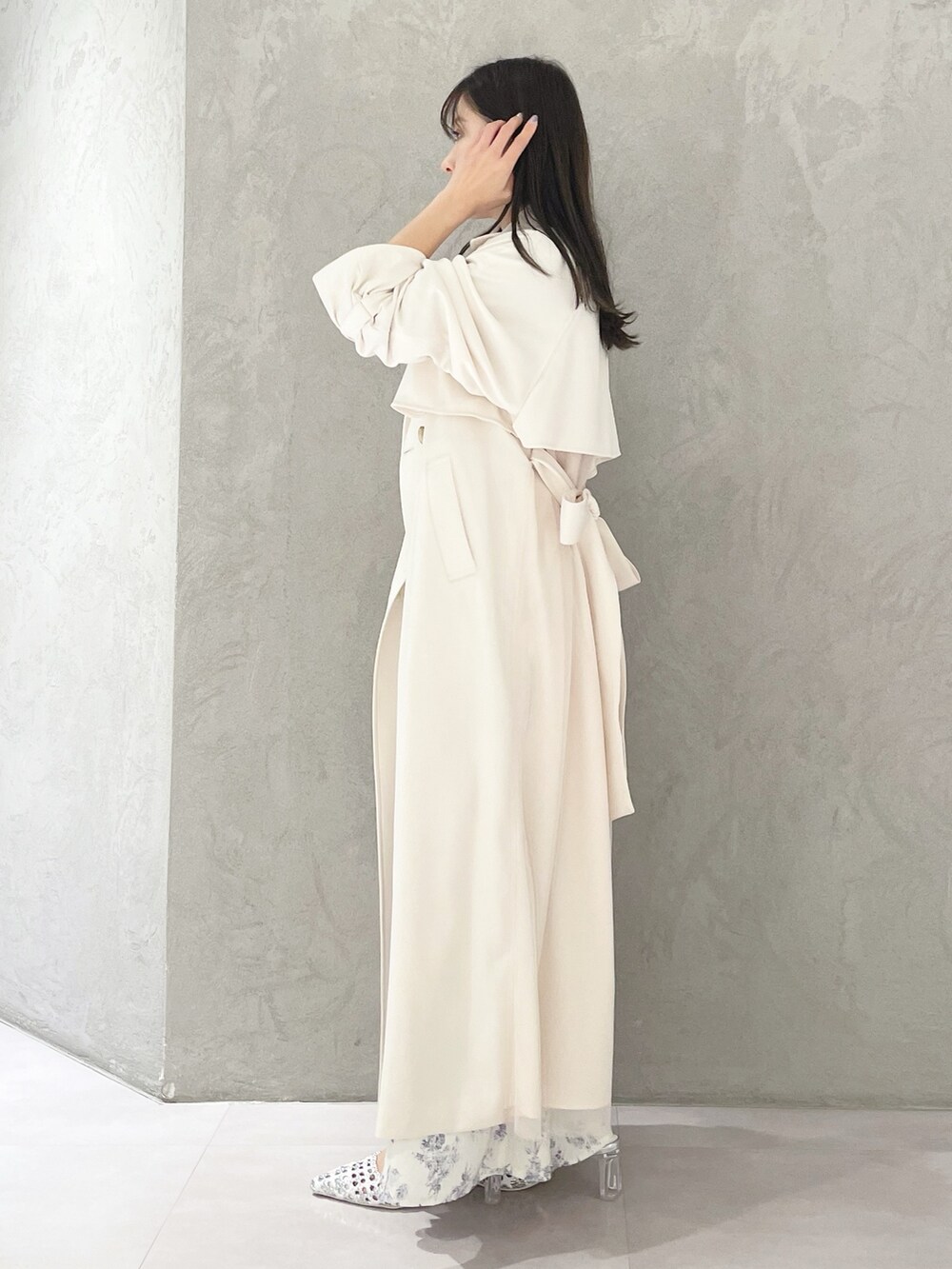 シルバー系のパンプス、ホワイト系のショルダーバッグ、ブルー系のニット/セーターを着用したレディースの春コーディネートの4枚目の写真