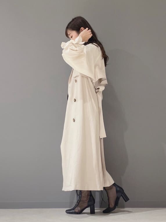 ベージュ系のその他アウター、ブラック系のワンピース、ブラック系のその他シューズを着用したレディースの冬コーディネートの10枚目の写真