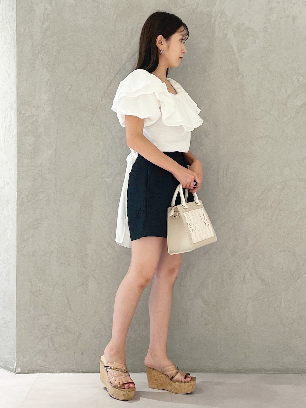 ブラック系のその他パンツ、ブラウン系のサンダル、ベージュ系のショルダーバッグを着用したレディースの夏コーディネートの3枚目の写真