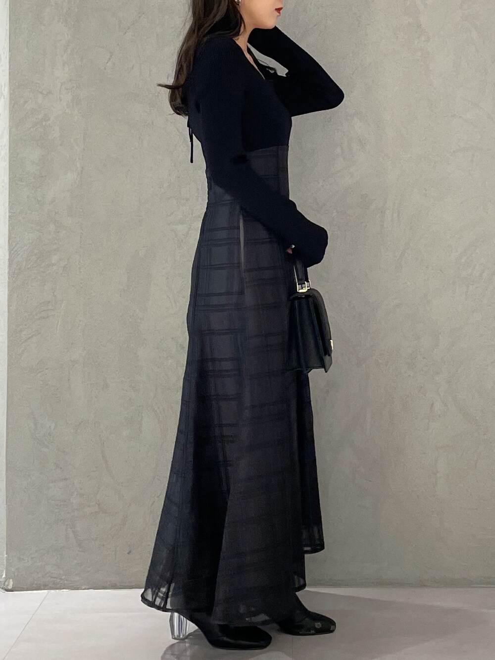 ブラック系のショルダーバッグ、ブラック系のワンピースを着用したレディースの秋コーディネートの3枚目の写真