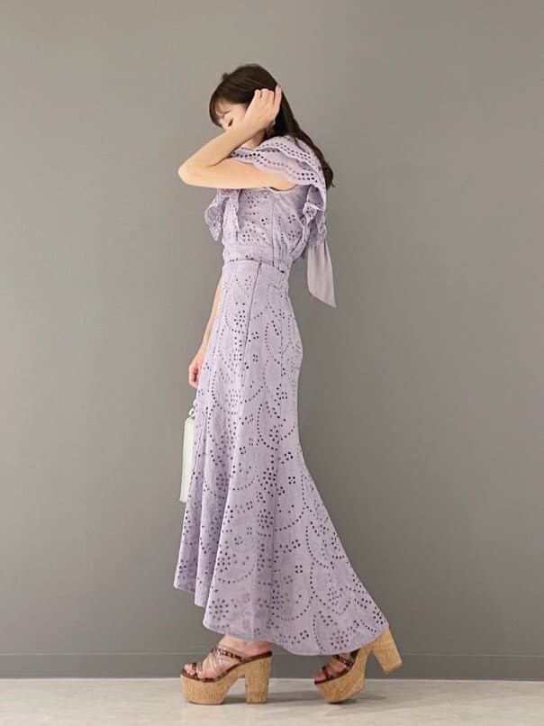 パープル系のスカート、パープル系のシャツ/ブラウス、ホワイト系のハンドバッグを着用したレディースの春コーディネートの6枚目の写真