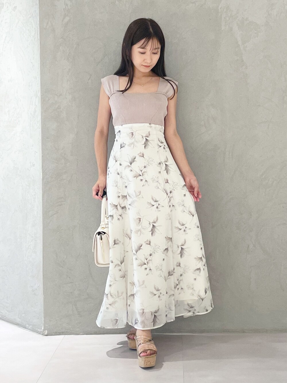 ベージュ系のワンピース、ブラウン系のサンダル、ホワイト系のショルダーバッグを着用したレディースの夏コーディネートの5枚目の写真