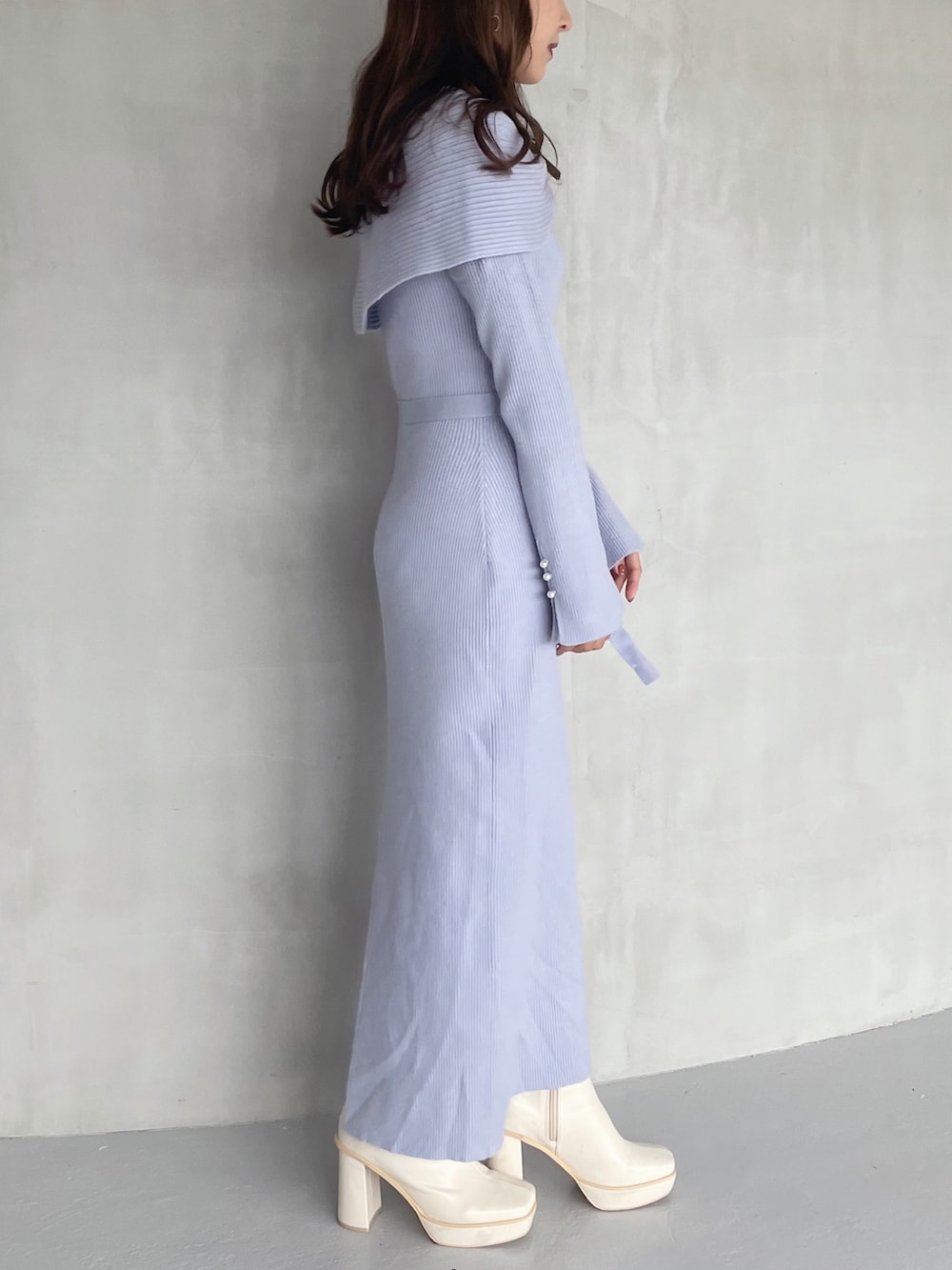 ホワイト系のブーツ、ブルー系のワンピースを着用したレディースの秋コーディネートの2枚目の写真