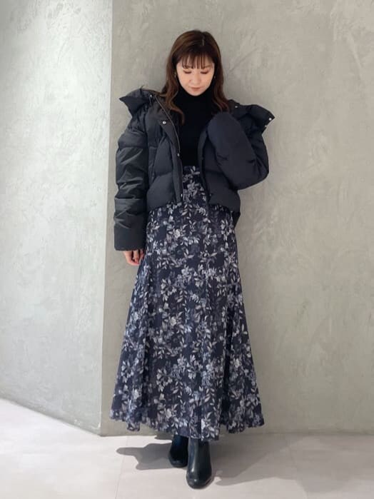 ブラック系のダウンジャケット/コート、ブラック系のニット/セーター、ブルー系のスカートを着用したレディースの秋コーディネートの7枚目の写真