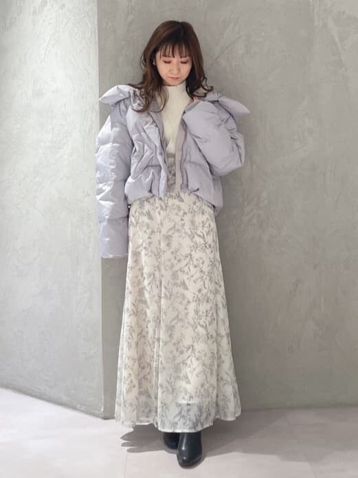 ブルー系のダウンジャケット/コート、ホワイト系のスカート、ブルー系のダウンジャケット/コートを着用したレディースの秋コーディネートの6枚目の写真