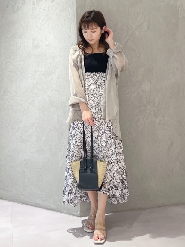 ベージュ系のサンダル、ブラック系のトートバッグ、ベージュ系のシャツ/ブラウスを着用したレディースの春コーディネートの10枚目の写真