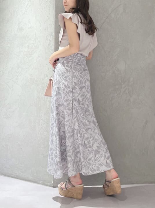 ピンク系のショルダーバッグ、グリーン系のサンダル、ピンク系のニット/セーターを着用したレディースの春コーディネートの5枚目の写真