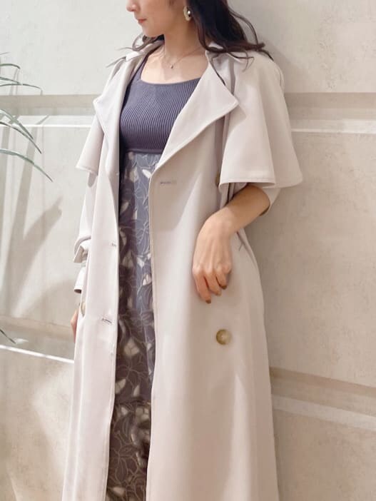 グレー系のトレンチコート、ブラック系のその他シューズ、ホワイト系のハンドバッグを着用したレディースの春コーディネートの2枚目の写真