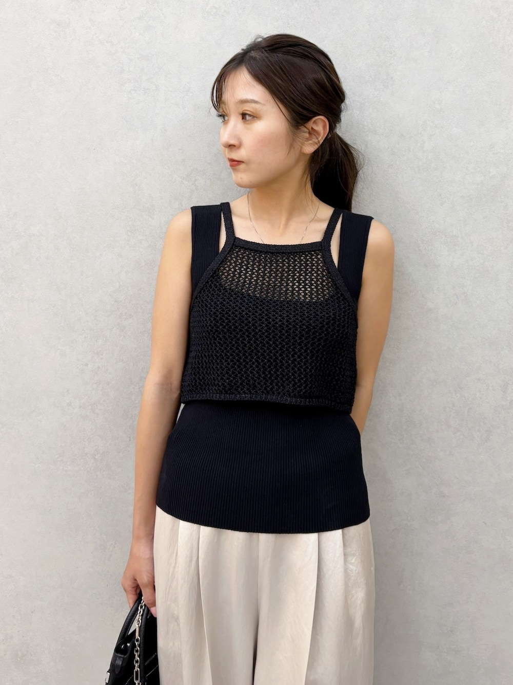 ブラック系のTシャツ/カットソー、ベージュ系のその他パンツを着用したレディースの夏コーディネートの5枚目の写真