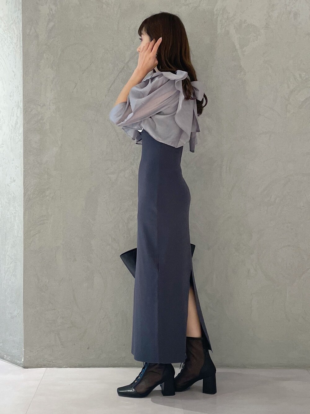 ブラック系のトートバッグ、グレー系のワンピース、ブラック系のブーツを着用したレディースの夏コーディネートの4枚目の写真