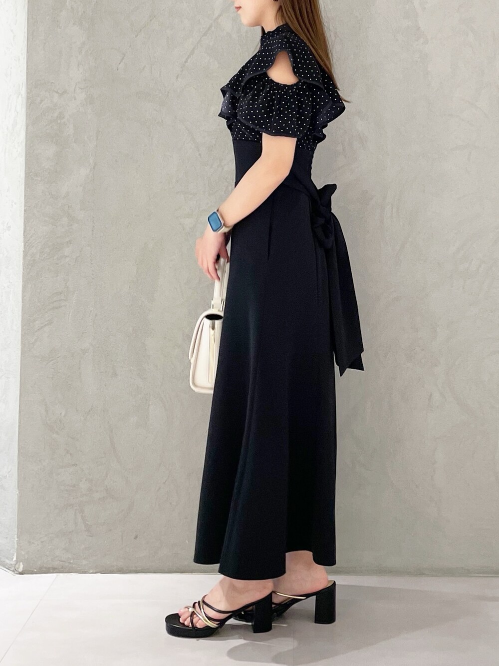 ホワイト系のショルダーバッグ、ブラック系のサンダル、その他のワンピースを着用したレディースの春コーディネートの5枚目の写真