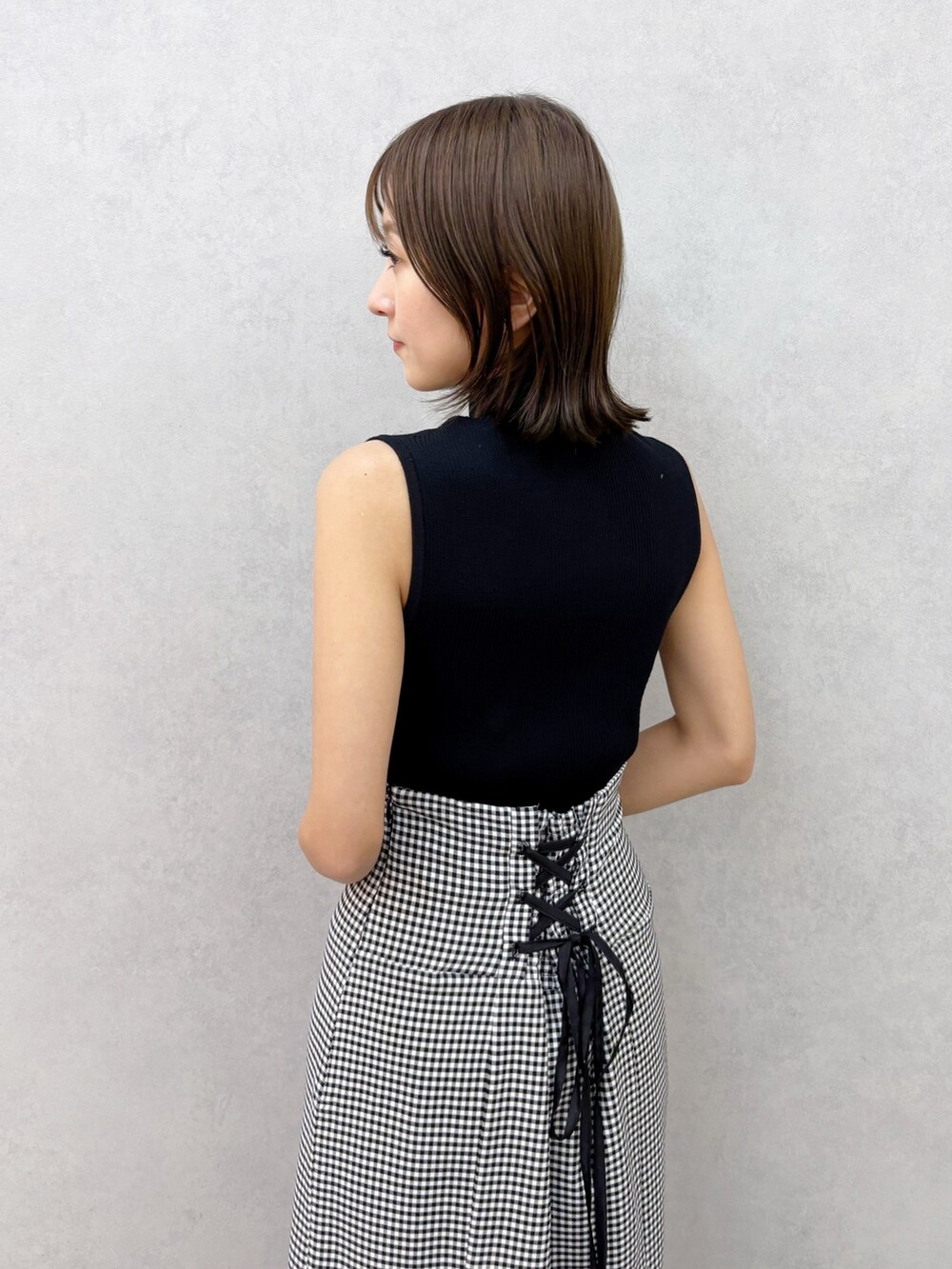 その他のスカート、その他のサンダル、ブラック系のニット/セーターを着用したレディースの春コーディネートの5枚目の写真