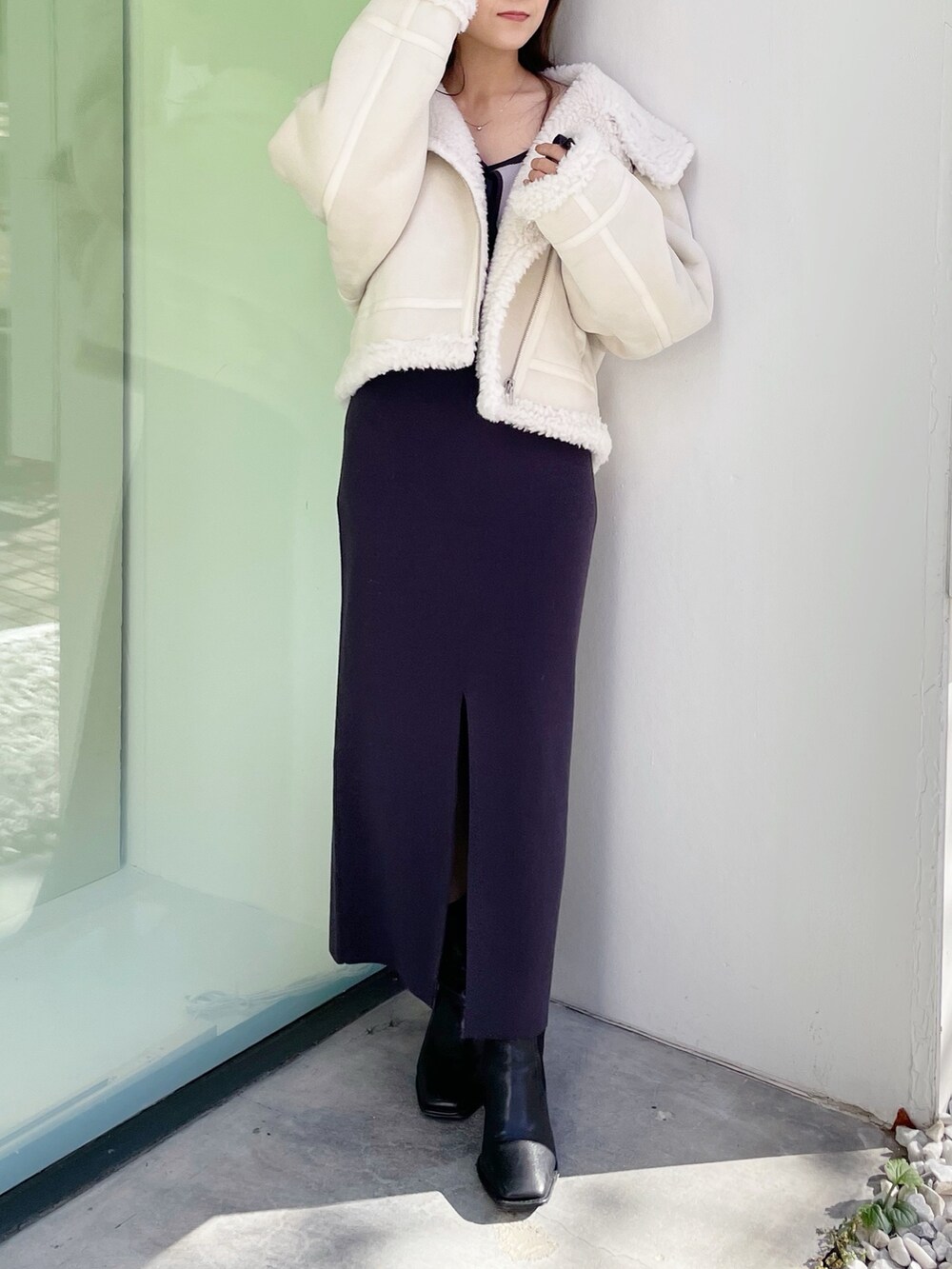 グレー系のワンピース、ホワイト系のムートンコートを着用したレディースの冬コーディネートの5枚目の写真