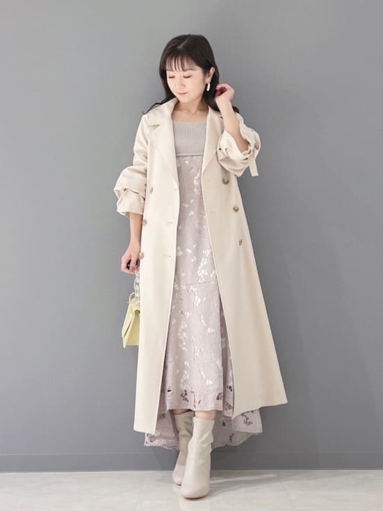 ベージュ系のその他シューズ、ベージュ系のトレンチコート、イエロー系のショルダーバッグを着用したレディースの冬コーディネートの10枚目の写真