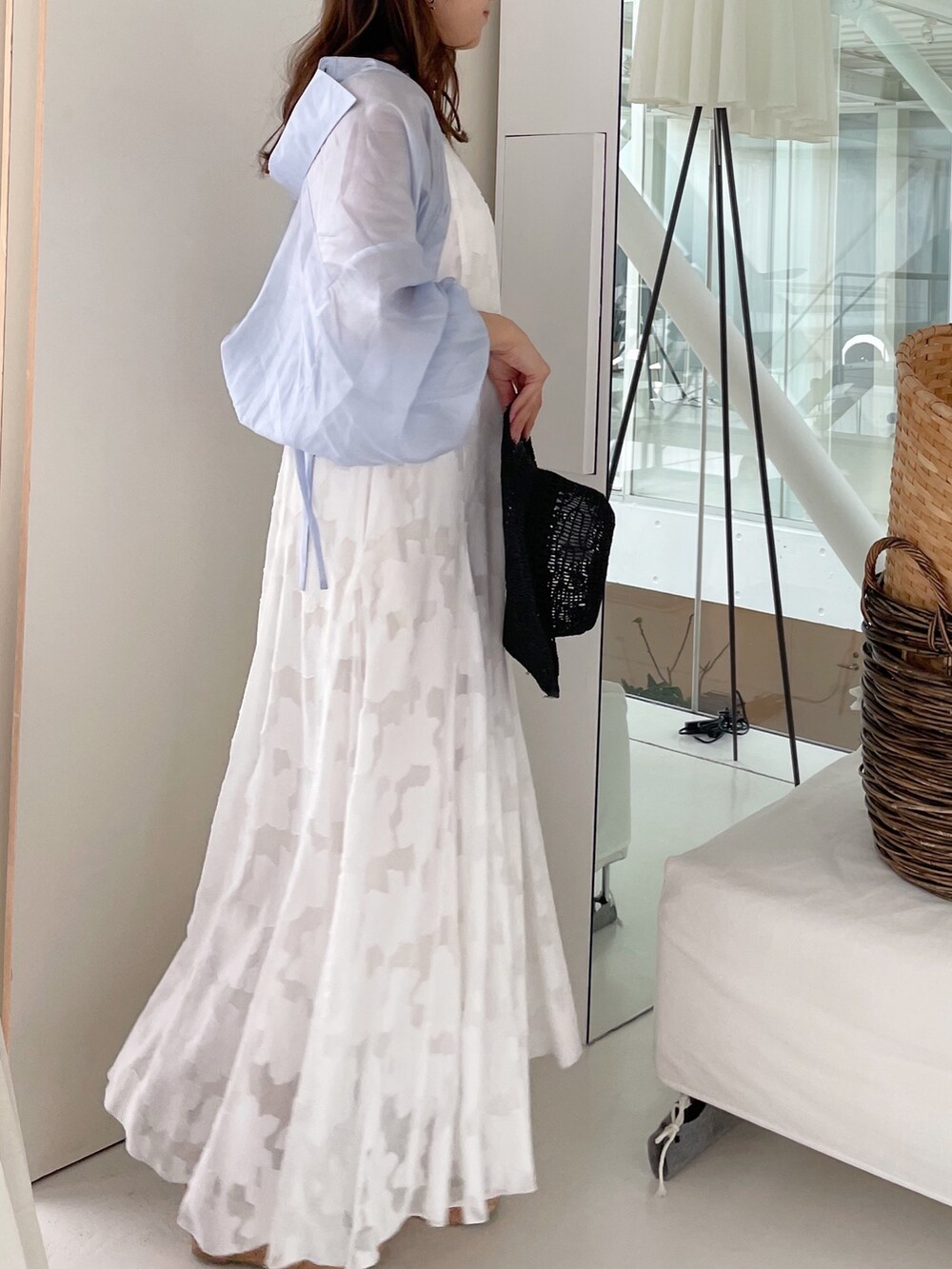 ホワイト系のワンピース、ブルー系のシャツ/ブラウス、ブラック系のサンダルを着用したレディースの春コーディネートの6枚目の写真